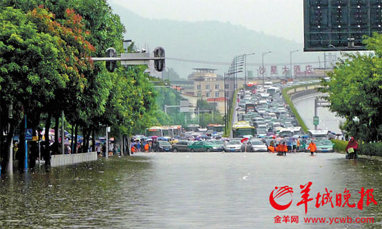 广州遭暴雨袭击成泽国 交通瘫痪