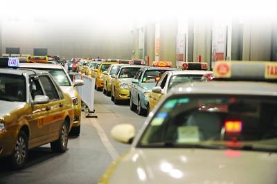 南京打砸出租车事件 殴打司机阻挠出租车运营