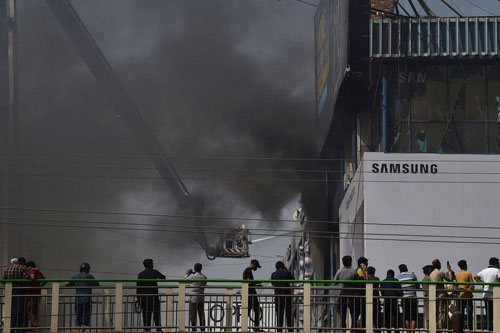 香港大埔大火已致4死 其中有一名消防员中殉职